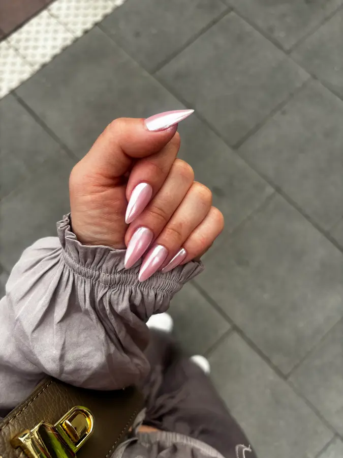 Lange Stiletto-Nägel in rosa Chrome